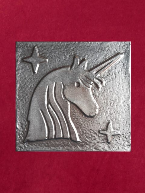 Unicorno - alluminio su velluto rosso, cm 32 x 32