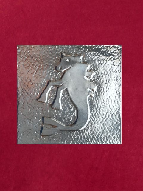 Cavallo Sirena - alluminio su velluto rosso, cm 32 x 32