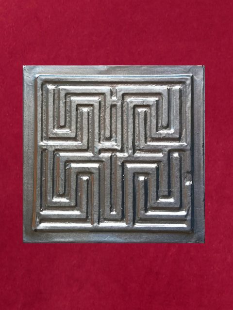 Labirinto di Lemno - alluminio su velluto rosso, cm 32 x 32